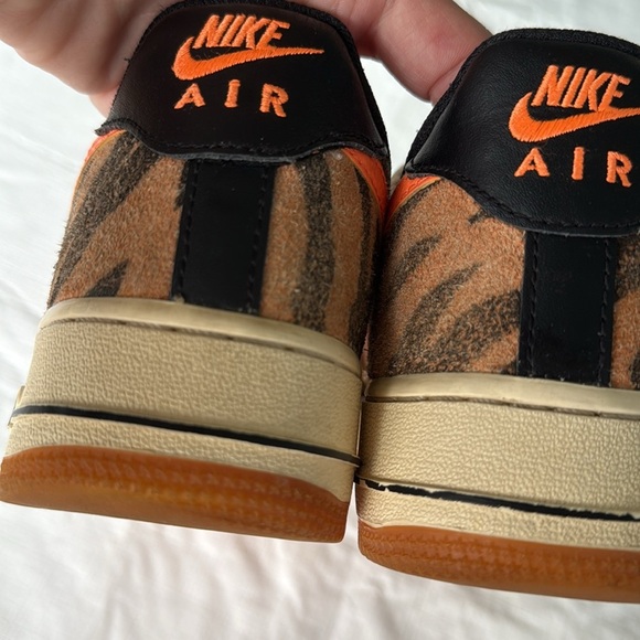 2021 Nike Air Force 1 ’07 DAKTARI – TIGER STRIPES’ coconut milk/atomic orange - Picture 7 of 9
